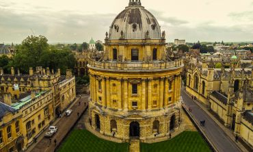 Image of the Radcliffe Camera building; part of the 쿪